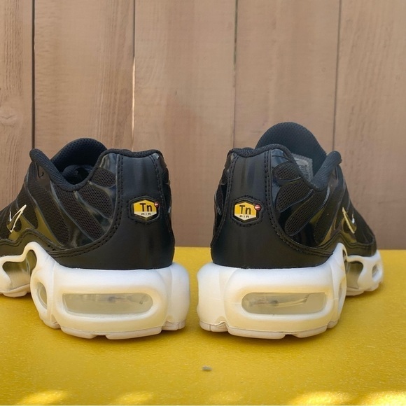 Nike AIR MAX PLUS Women's Running Shoes BLACK WHITE DM2362-001 Size 9 Men's 7.5 - Picture 12 of 16